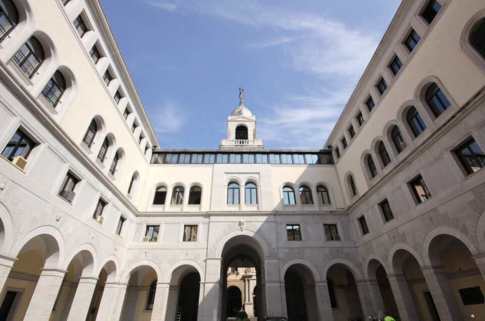 Il Palazzo Comunale di Padova: Potenza e Modernità nella Pietra di Aurisina