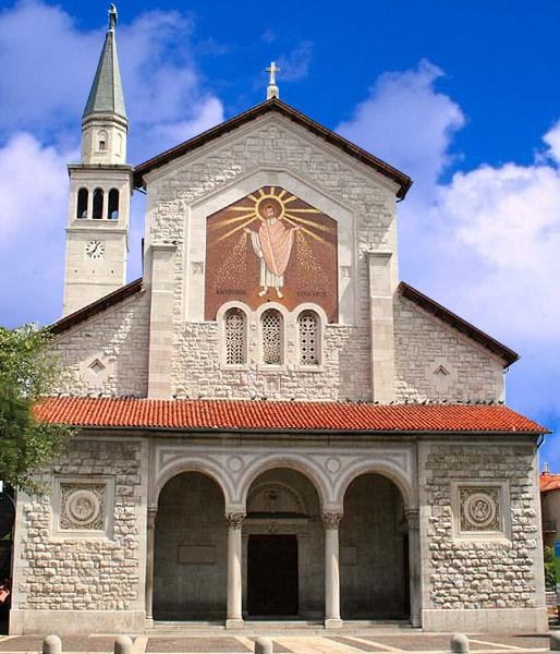 Il Duomo di Sant’Ambrogio – il marmo di Aurisina in edilizia neoromanica a Monfalcone