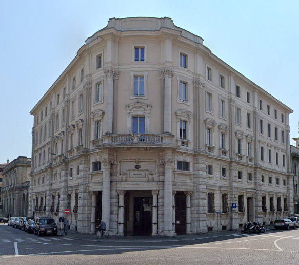 Il Palazzo dei Sindacati Fascisti a Mantova: L'Architettura Razionale di Melis de Villa e la Pietra di Aurisina