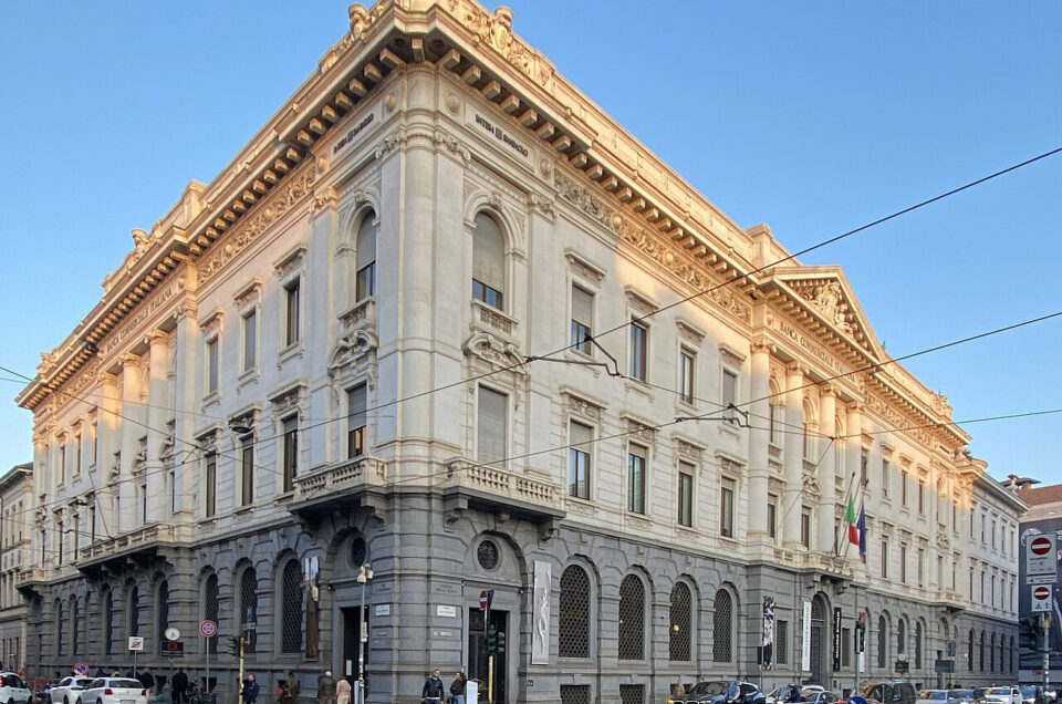 Il Palazzo della Banca Commerciale Italiana: architettura eclettica e storia in Marmo di Aurisina