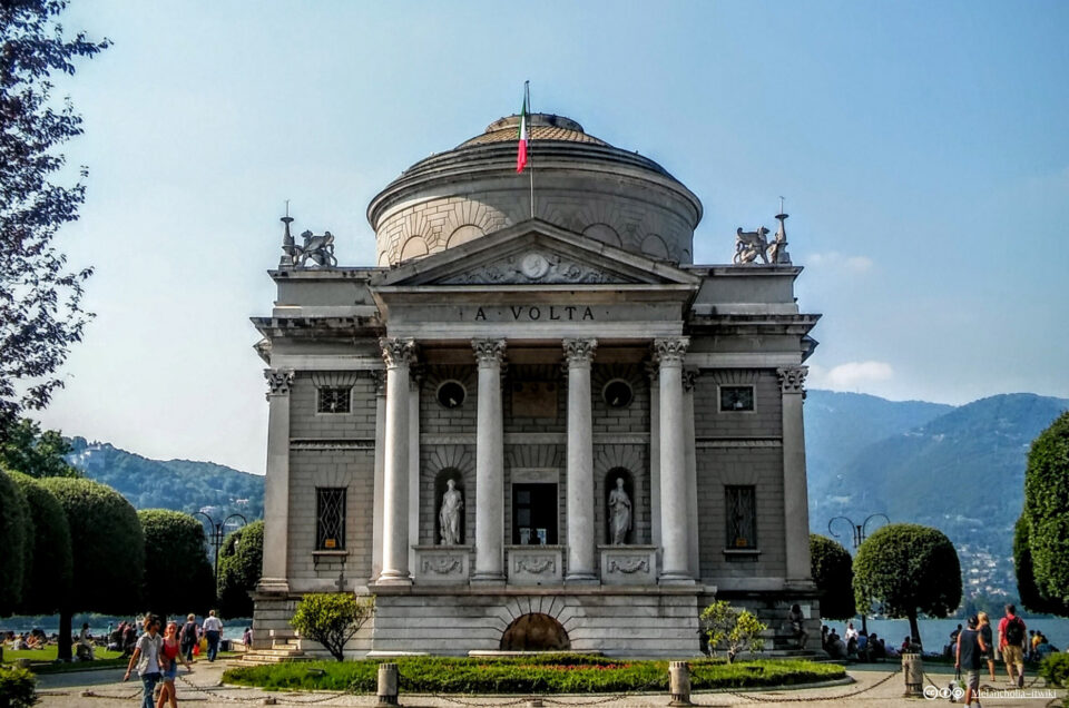 Il Tempio Voltiano: L'Unione tra la Nobiltà del Marmo di Aurisina e la Modernità del Cemento Armato