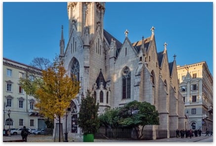 La Chiesa Evangelica Luterana di Trieste: Architettura e Identità in Marmo di Aurisina Granitello
