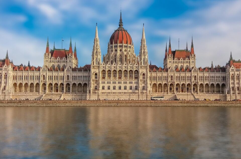 Il Palazzo del Parlamento di Budapest: Architettura e Grandiosità in Marmo di Aurisina