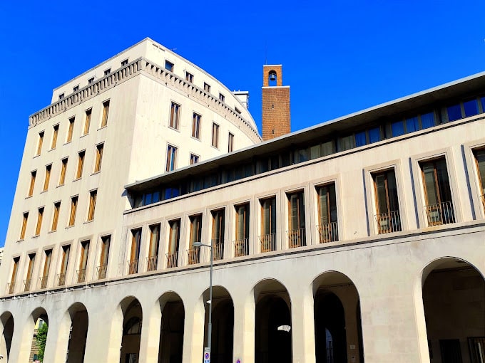 Il Palazzo della Regione e la sede della RAI a Trieste: Potenza Razionalista in marmo di Aurisina
