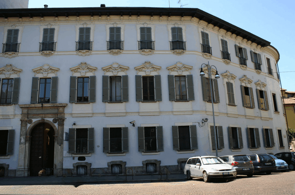 Palazzo Castani a Milano: L'Intervento di Portaluppi e la Versatilità della Pietra di Aurisina