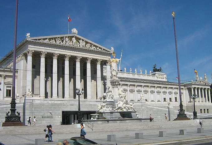 Il Palazzo del Parlamento di Vienna: L'Architettura Neogreca e il Trionfo del Marmo di Aurisina