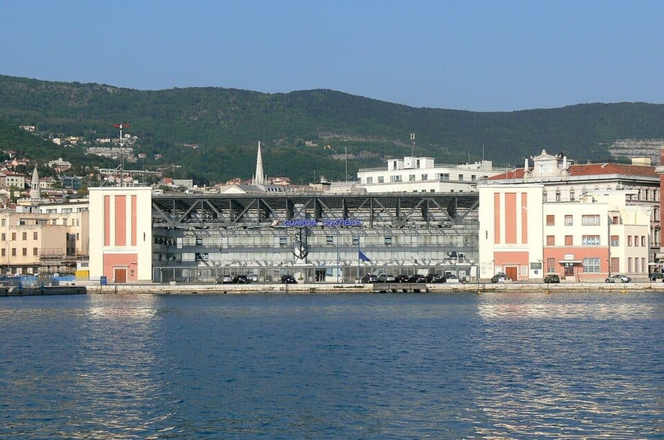 La Nuova Capitaneria di Porto a Trieste: Modernismo e Tradizione Lapidea